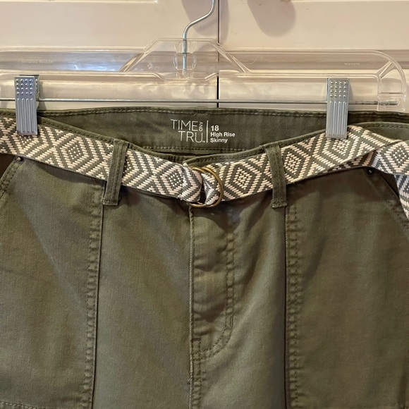 Time and Tru NWOT Size 18 High Rise Skinny Belted Pants - Picture 3 of 3